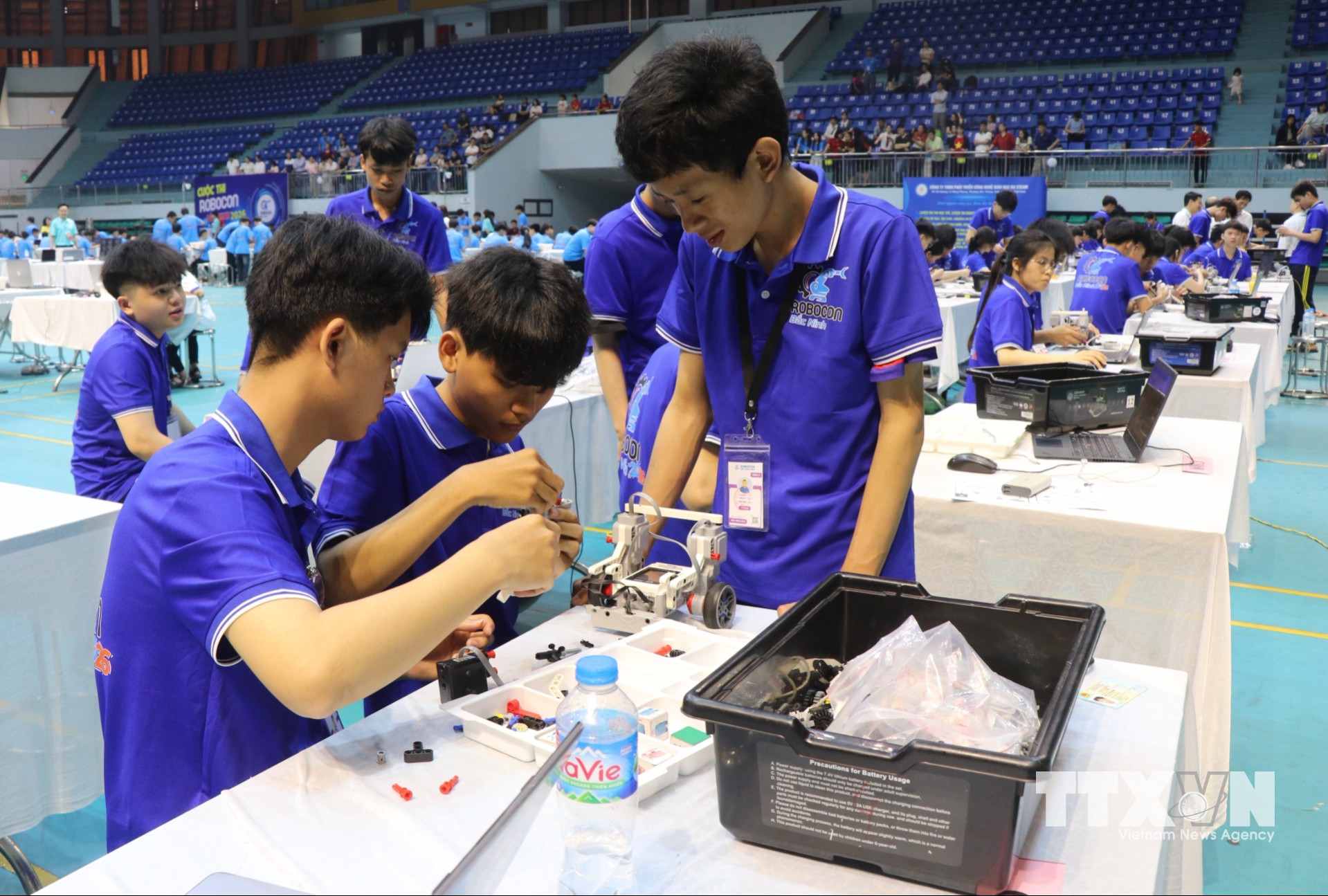 Giải Robocon giúp học sinh Bắc Ninh hào hứng tham gia nghiên cứu khoa học. (Ảnh: Thanh Thương/TTXVN)